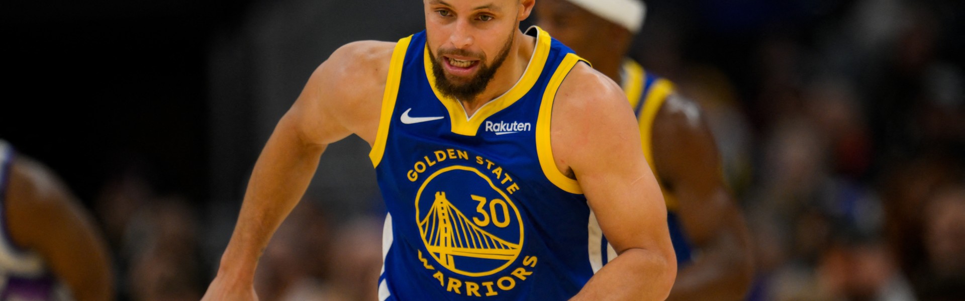 星空投注-勇记：库里股四头肌挫伤 赛后在通道一瘸一拐&amp;显得有些疼痛