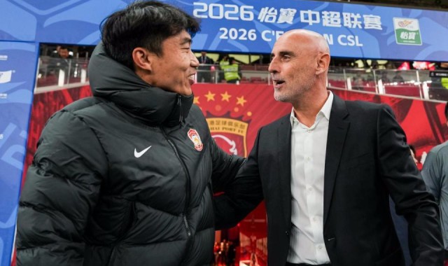 星空体育官网-45岁郑智瞪眼发呆！率队2连败排名未扣分队垫底 遭质疑撑不过10轮