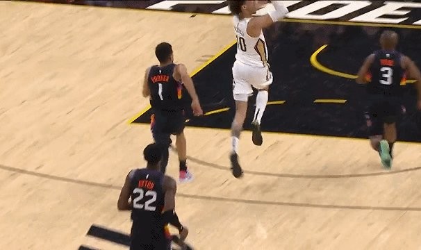 星空体育-布克遭遇腿筋拉伤 复出时间或将影响季后赛格局