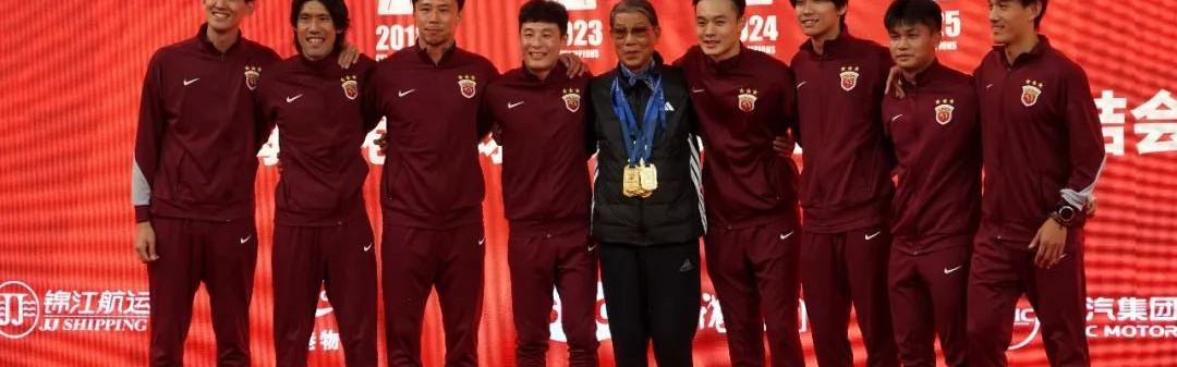 星空体育官网-吕文君回归根宝基地幕后：曾多次与恩师徐根宝进行长时间单独交流