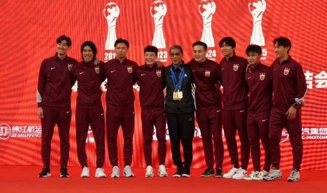 星空体育官网-吕文君回归根宝基地幕后：曾多次与恩师徐根宝进行长时间单独交流